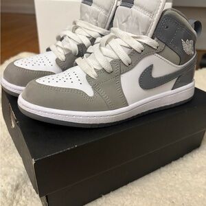 Jordan 1s size 1Y